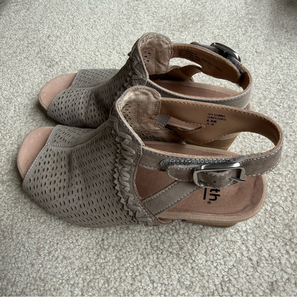 Earth Ivy Syrah perforated leather sandal 6.5m - Picture 2 of 4